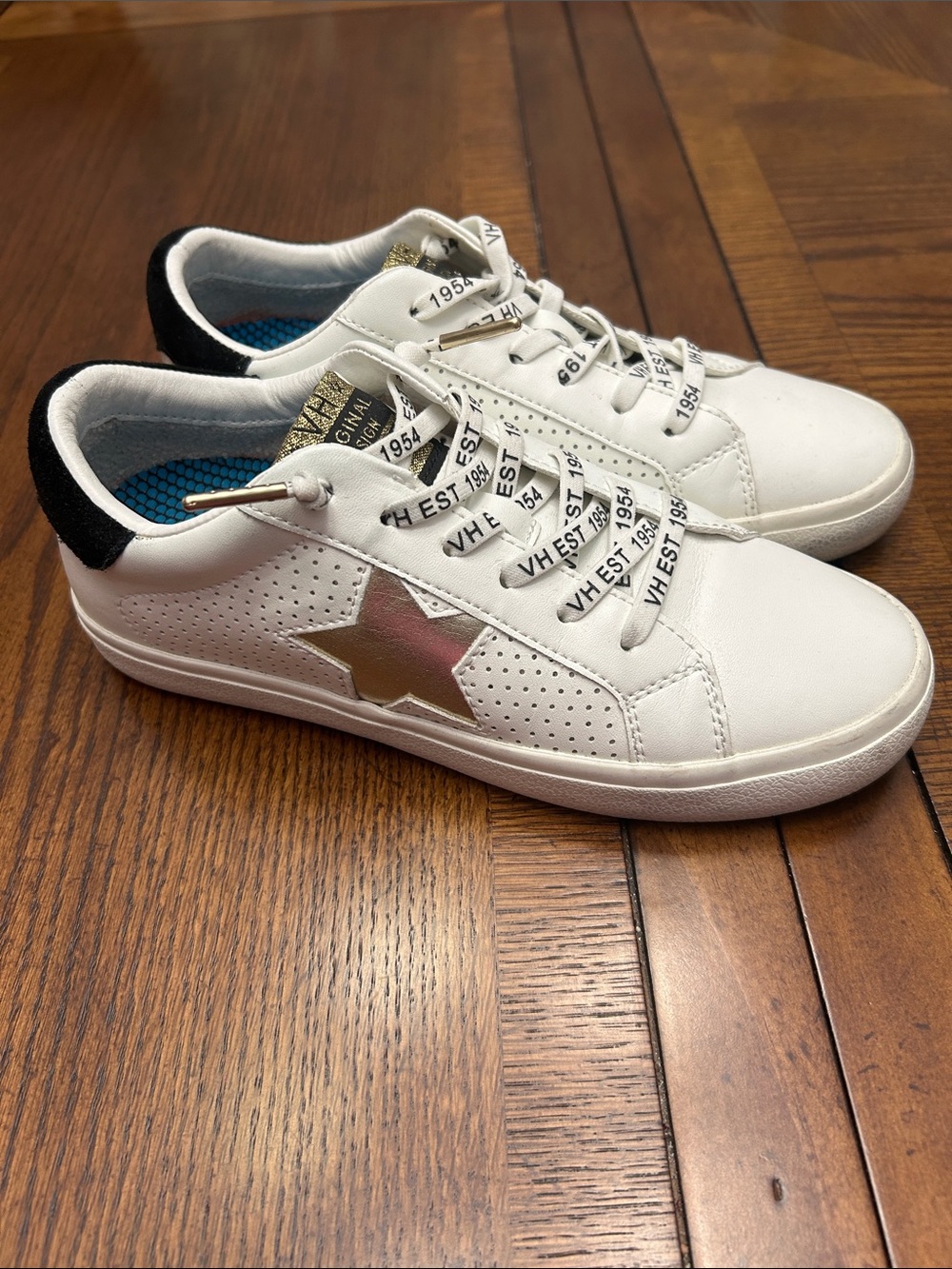Vintage Havana Gadol size 7 women’s White Sneakers with Gold Star Accent GUC
